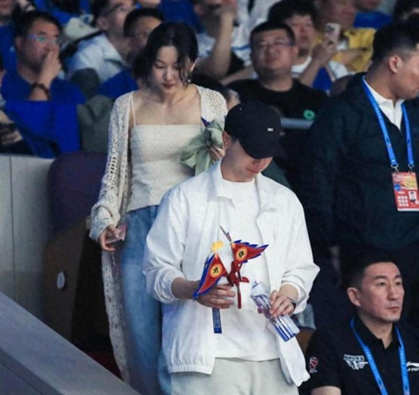 马龙一家现身CBA，夏露穿吊带紧跟其后，两儿子奶呼呼超可爱