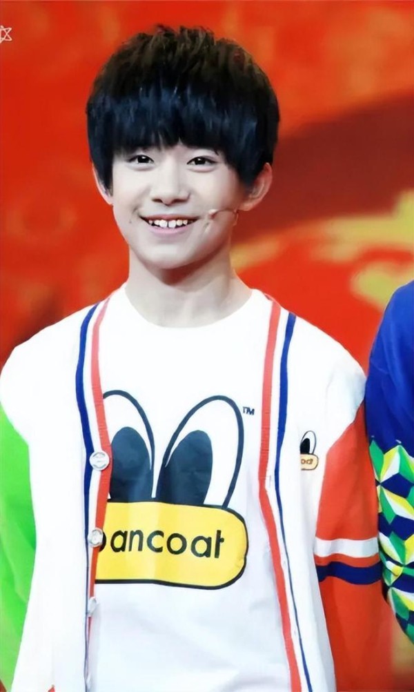 从喝奶少年到香槟绅士，易烊千玺成长魅力，娱乐巨星也要厚积薄发