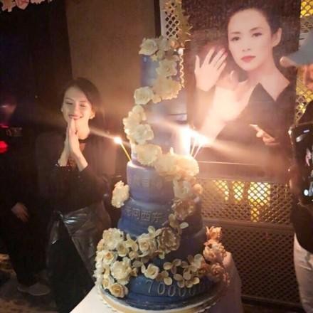 章子怡庆生不见汪峰，同框合影还被奶茶妹妹艳压！
