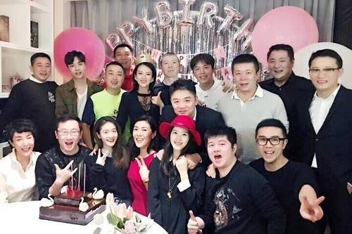 章子怡庆生不见汪峰，同框合影还被奶茶妹妹艳压！