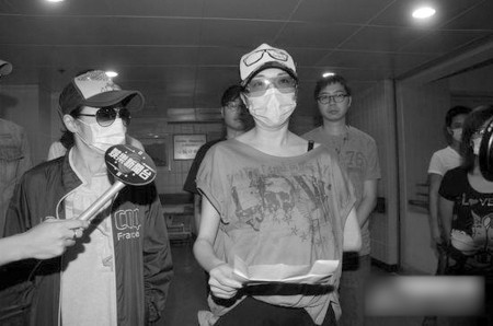 戴思聪的大女儿(右)宣布父亲死讯