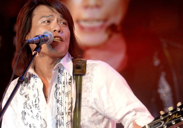 伍佰：音乐教父的内向与热情，为何他的演唱会总是“万人合唱团”