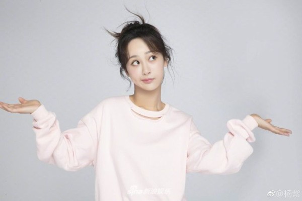 杨紫家庭背景强大是真的吗？杨紫母亲真实身份曝光父母到底干啥的