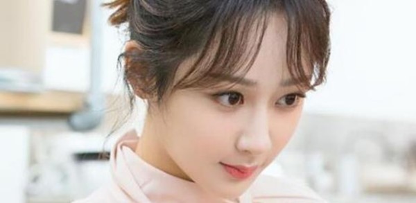 杨紫从小家庭就很优越，老妈是成功的商人，父亲更让人敬佩