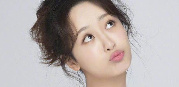 杨紫从小家庭就很优越，老妈是成功的商人，父亲更让人敬佩