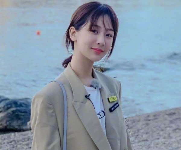 杨紫突然深夜发博，内容意外透露感情状况，丝毫不像单身女明星