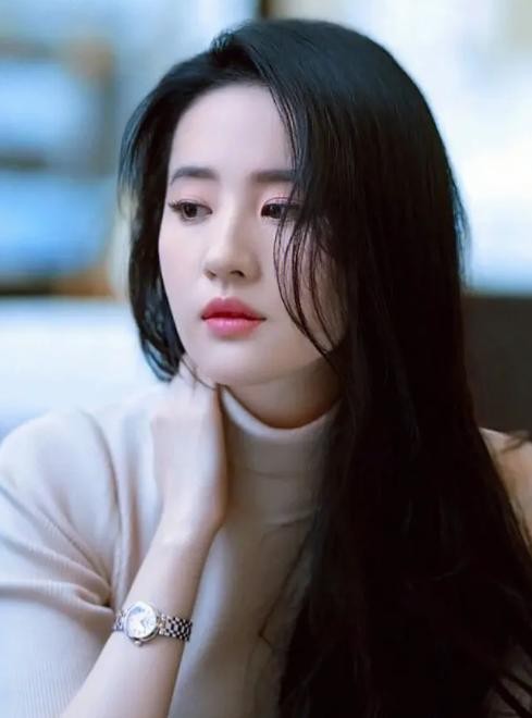 从武汉女孩到好莱坞巨星：刘亦菲的崛起之路