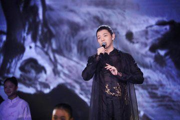 华语乐坛未来有可能称霸的三位歌手，张艺兴上榜，她第一
