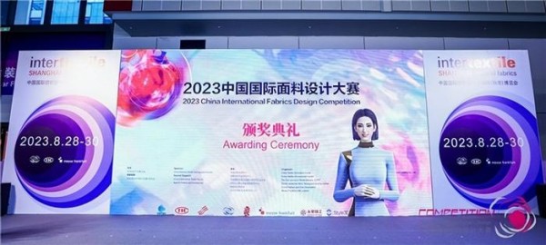 图:RONG担任颁奖典礼主持人