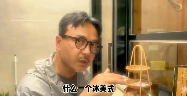 51岁汪涵在咖啡店被偶遇，这样的穿搭和习惯竟让网友热议不止！