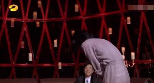 笑到弯腰！王菲综艺首秀被表白：我是你女儿窦靖童的粉丝