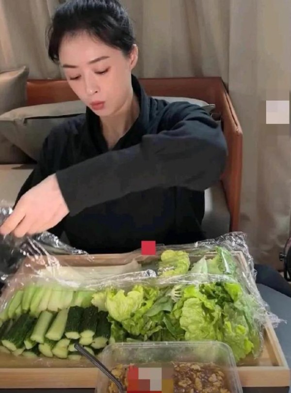 蒋欣晒饭菜冲上热搜，网友热评：这也太生猛了！