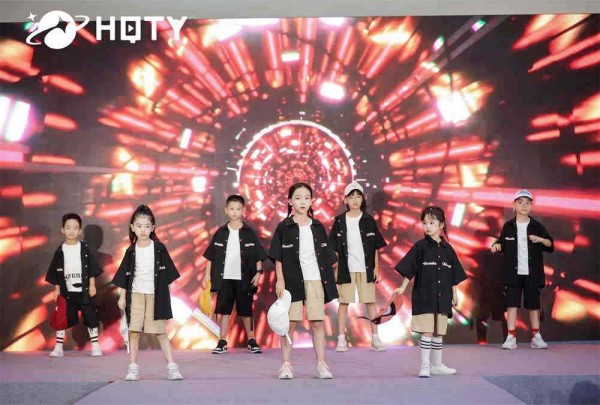 打造未来明星，环球童影少儿模特培训班引领时尚潮流！(图2)