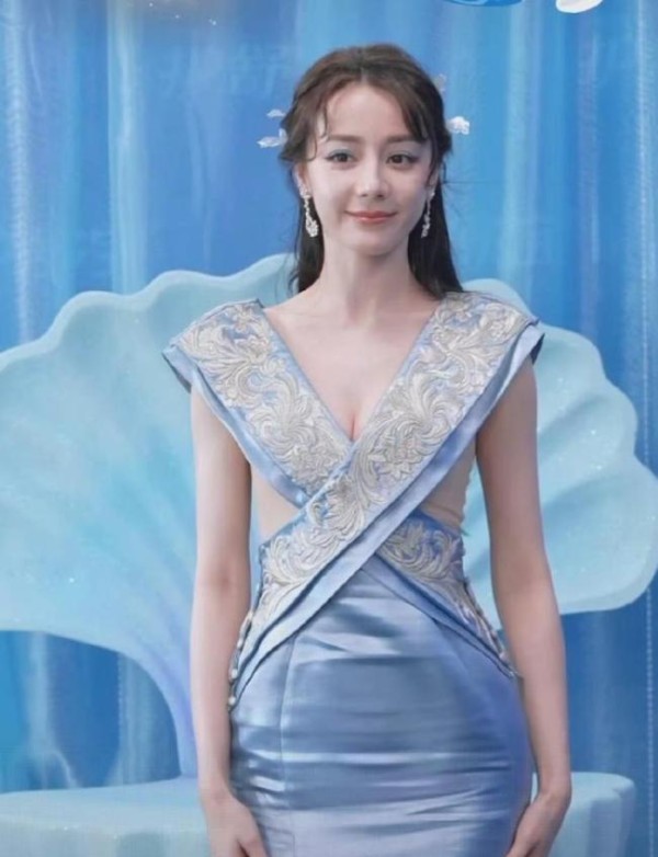 迪丽热巴夏日美人鱼 梦幻与时尚的碰撞