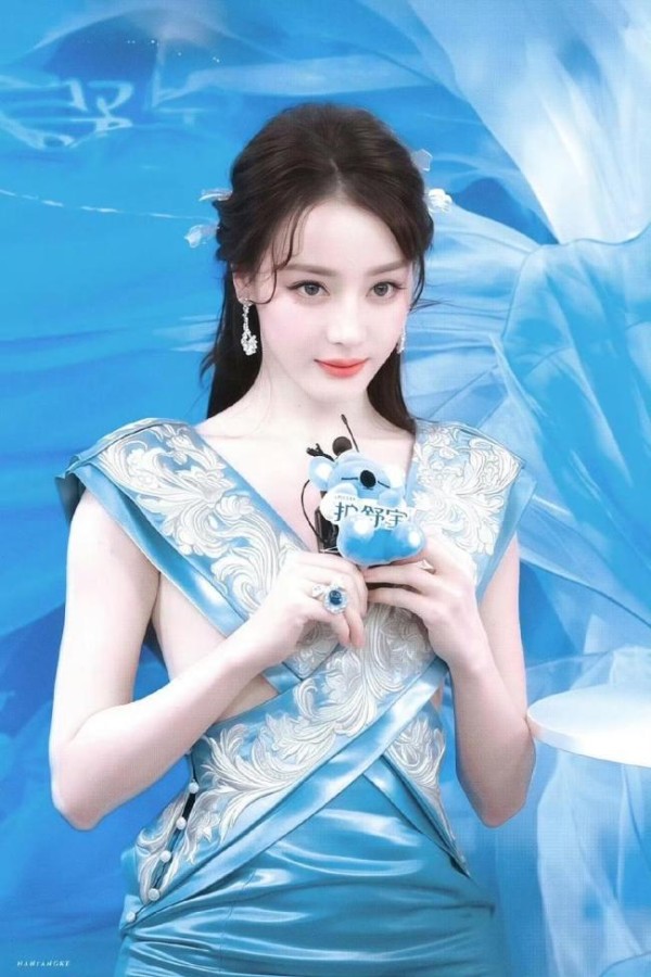 迪丽热巴夏日美人鱼 梦幻与时尚的碰撞