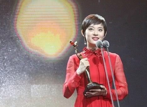 十届金鹰“视帝视后”盘点，差距一眼看出，难怪他们拿奖难以服众