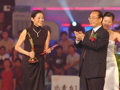 十届金鹰“视帝视后”盘点，差距一眼看出，难怪他们拿奖难以服众