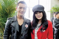 黄晓明和杨幂在北电60周年校庆合影
