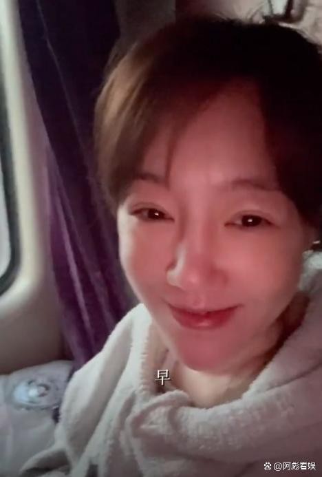 薛佳凝坐44小时火车去西藏，行李被赞接地气，素颜过于真实