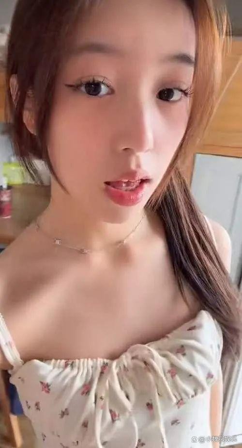 赵薇女儿瑞士宿舍曝光！跳手势舞素颜出镜，长相普通引热议