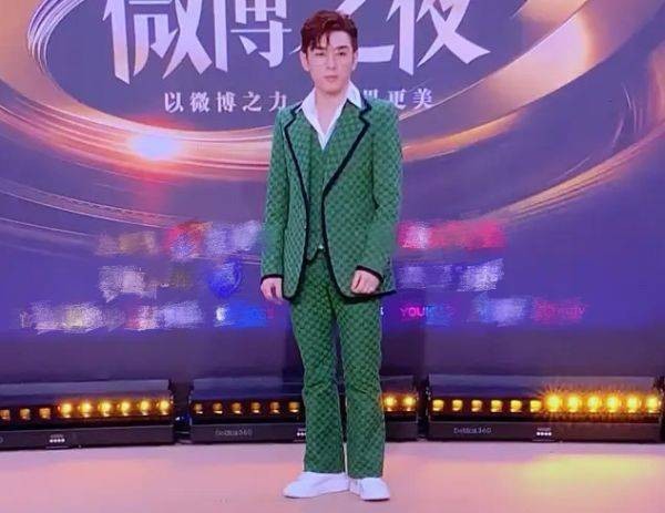 微博之夜网红齐聚，李佳琦身材五五分，丁真和明星合影成香饽饽
