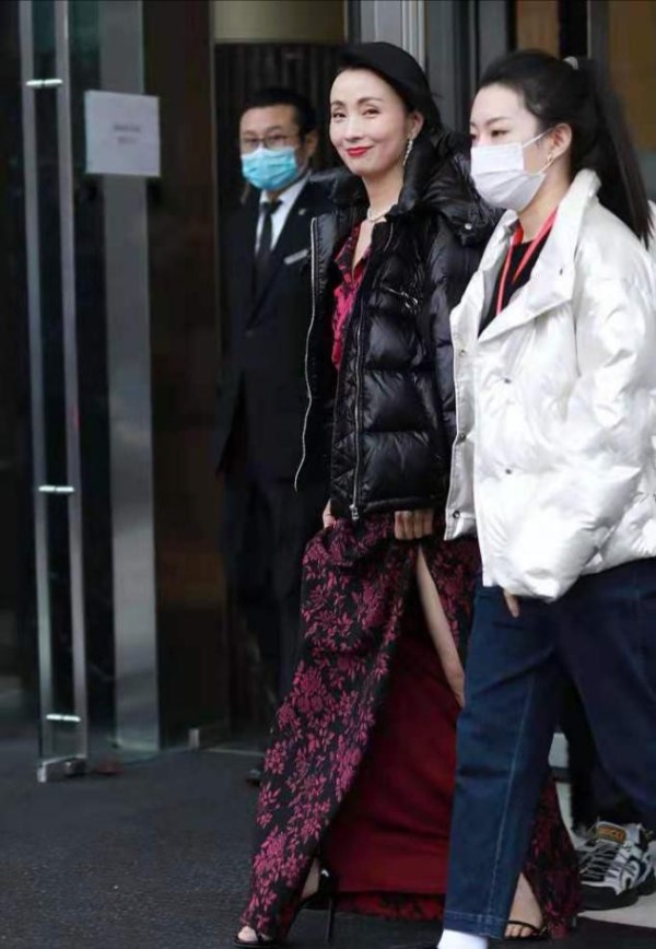 明星下班照：杨紫是元气美少女，孙俪穿貂真富态，倪妮成女装大佬