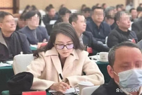会议室里的颜值担当！章子怡素颜工作照曝光，网友：这才是真女神