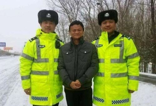 盘点与明星合照的搞笑时刻 网友：你不说我都误会了