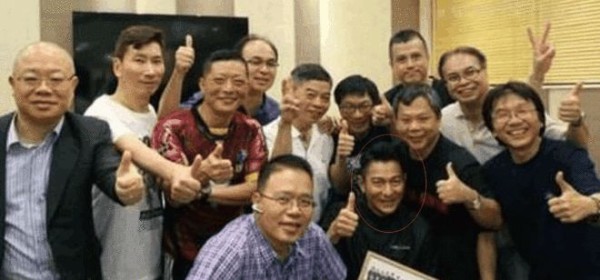 明星和素人朋友们的合照, 差距有点大, 网友: 幸好和他们不是同学