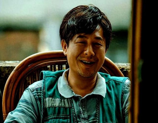 张颂文再惹争议！扔粉丝信形象崩塌，公关策略自相矛盾遭群嘲