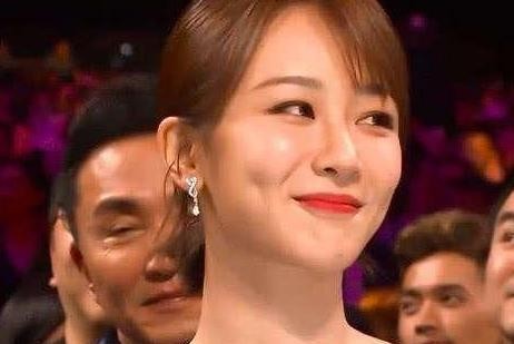 杨紫痛失金鹰女神后，颜值终于得到官方肯定，获封新头衔扬眉吐气