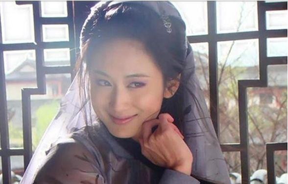 她是公认的“苦情剧女王”，古装温柔似水，同框不输佟丽娅