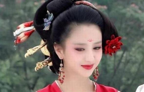 她是公认的“苦情剧女王”，古装温柔似水，同框不输佟丽娅