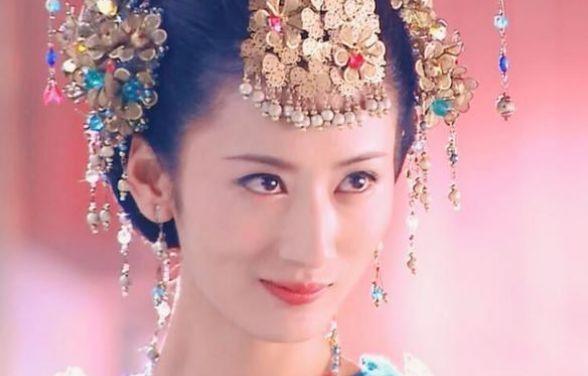 她是公认的“苦情剧女王”，古装温柔似水，同框不输佟丽娅