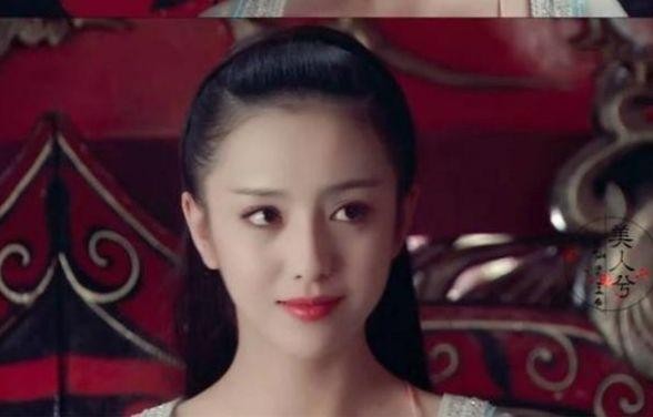 她是公认的“苦情剧女王”，古装温柔似水，同框不输佟丽娅