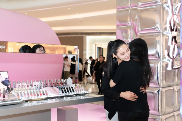 京东服饰美妆举办520拥抱快闪活动 携手YSL等大牌在全国11城发放浪漫礼赠