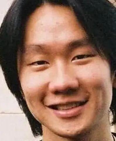 明星刚出道的照片，张艺兴林俊杰差距较大，他是真的帅