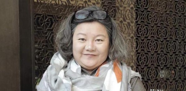 顾佳合影被裁，陈凯歌家世显赫，前妻洪晃照样被裁了！