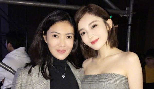 顾佳合影被裁，陈凯歌家世显赫，前妻洪晃照样被裁了！