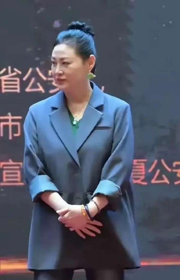 热搜背后是生意！资本操控下的娱乐圈，你看到的是真相吗？