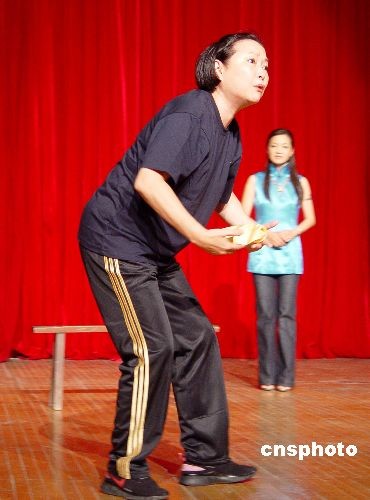 图为方芳扮演的老太太骂街一幕