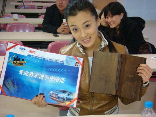 徐翠翠加盟明星训练营体验新锐赛车手感觉