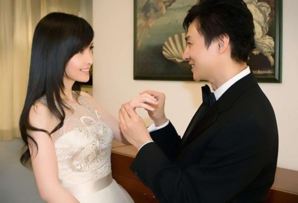 相恋多年历经分分合合终成婚的明星，前三对成了娱乐圈模范夫妻