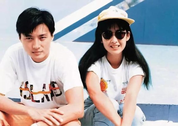 相恋多年历经分分合合终成婚的明星，前三对成了娱乐圈模范夫妻