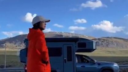 女子裸辞做旅行博主投几十万、拍两条视频零收入 短视频赛道越来越卷，大批明星艺人也已经开始从直播带货中“撤退”了……