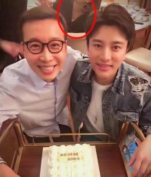 曝继贾乃亮李小璐一家出游迪士尼后，又一明星家庭在迪士尼被拍到