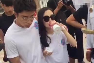 曝继贾乃亮李小璐一家出游迪士尼后，又一明星家庭在迪士尼被拍到