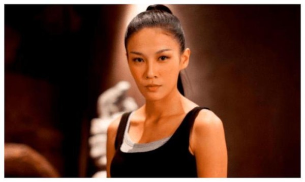 被成龙捧红的武打女星，曾在岛国综艺与两男共泡温泉