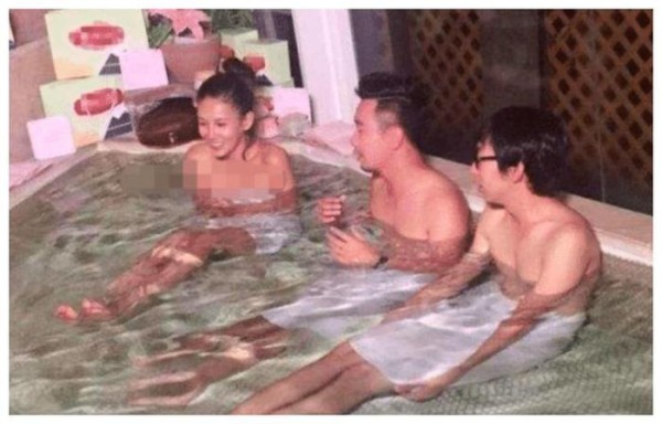 被成龙捧红的武打女星，曾在岛国综艺与两男共泡温泉