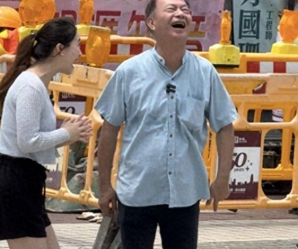 亿万富翁廖伟雄街头脱衣避暑，揭示流量明星的奢华生活